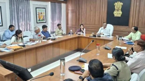 आमजन के जीवन को बचाना हमारी प्रथम प्राथमिकता हो – जिला कलेक्टर