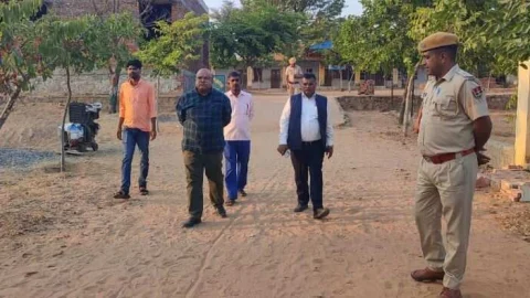 जिला निर्वाचन अधिकारी एवं एसपी ने किया मतदान केंद्रों का निरीक्षण