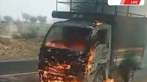 चलते हुए लोडिंग टेंपो में अचानक लगी आग