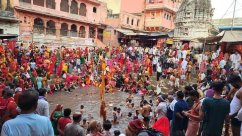 लोहार्गल कुंड में सर्व पितृ अमावस्या पर लाखों श्रद्धालुओं ने लगाई आस्था की डुबकी