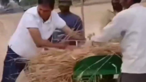 चूरू लोकसभा प्रत्यासी देवेंद्र झाझड़िया खेत मे काम करते आए नजर