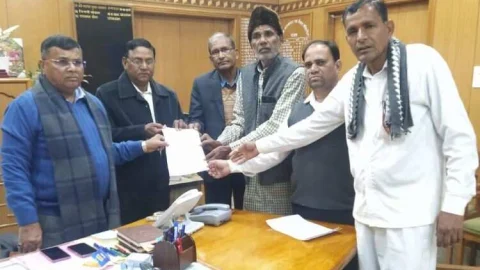 गृहमंत्री से स्तीफे की मांग, कलेक्टर को सौंपा ज्ञापन