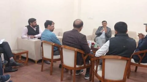 बेहतर समन्वय और संवेदनशीलता के साथ जन समस्याओं का समाधान करें – जिला कलक्टर