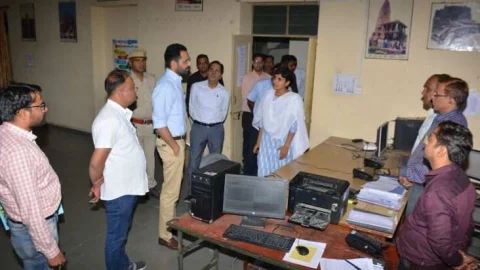 जिला निर्वाचन अधिकारी चौधरी ने किया लोकसभा आम चुनाव 2024 बहुउद्देशीय कंट्रोल रूम का निरीक्षण