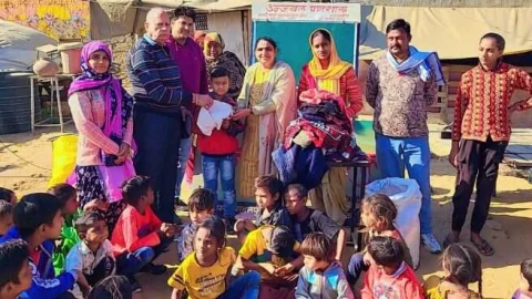 स्वेटर पाकर कच्ची बस्ती के बच्चों के खिले चेहरे