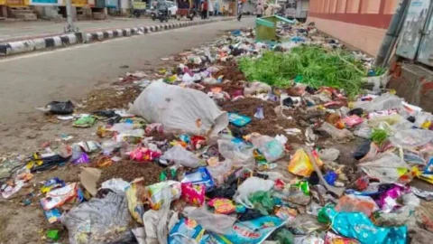 सफाई कर्मचारियों की झाडू डाउन हड़ताल जारी, जगह-जगह लगे कचरे के ढेर