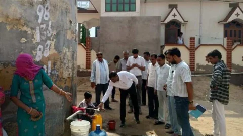 सीईओ मीणा ने जिले में पानी की समस्या और विकास कार्यों का निरीक्षण कर समाधान करने के दिए निर्देश