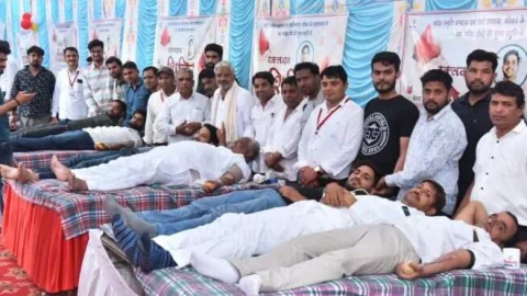 स्व. नरेश सैनी की स्मृति में आयोजित स्वैच्छिक रक्तदान शिविर में मील ने किया 108 वीं बार रक्तदान