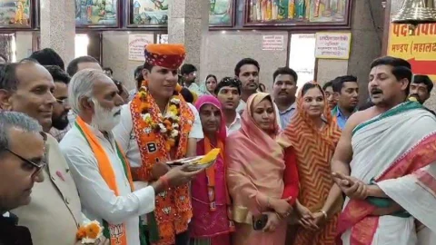 भाजपा प्रत्याशी झाझड़िया की देवदर्शन यात्रा : मंदिरों में जाकर किये दर्शन, पुजारियों ने दिया जीत का आशीर्वाद