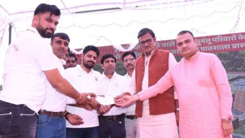 डॉ निर्मल गहलोत व उप प्रतिपक्ष नेता राजेंद्र राठौड़ व भामाशाहों के हाथों रखी पाठशाला की आधारशिला