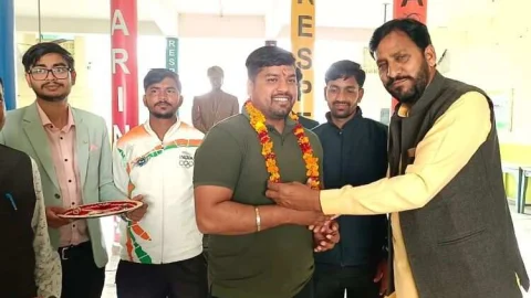 पीरामल गर्ल्स स्पोर्ट्स एकेडमी के बॉक्सिंग कोच यूथ आईकॉन अवॉर्ड से सम्मानित