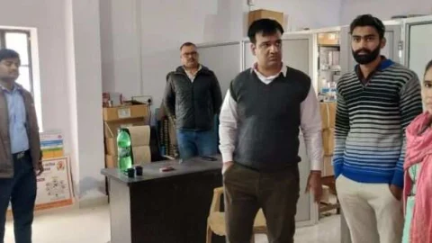 चिकिसक और एएनएम मिले अनुपस्थित, थमाए नोटिस