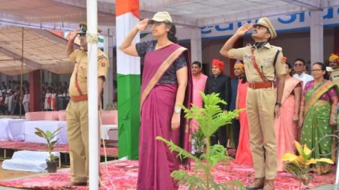 हर्षाेल्लास के साथ मनाया गया स्वाधीनता दिवस, जिला कलक्टर चिन्मयी गोपाल ने किया ध्वजारोहण