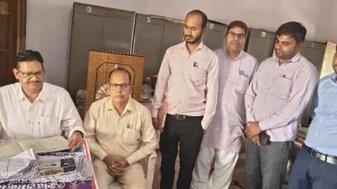 महात्मा गांधी पुस्तकालय एवं वाचनालय का किया निरीक्षण