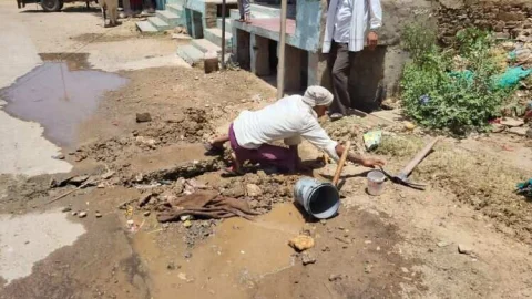 भीषण गर्मी में जलदाय विभाग की टीम ने काटे पानी के अवैध कनेक्शन