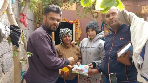 श्री राम जन्मभूमि अयोध्या से आए अक्षत का घर-घर वितरण