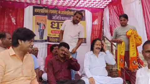 पूर्व मंत्री रिणवा के सानिध्य में व अधिशासी अधिकारी के आश्वासन पर धरना समाप्त