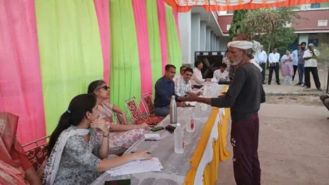 जिला कलेक्टर चिन्मयी गोपाल ने मंडावा ब्लॉक में की जनसुनवाई