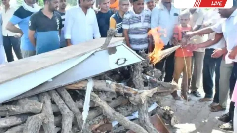 सेना के शहीद जवान को बेटे ने दी मुखाग्नि, उमड़ा जनसैलाब