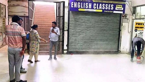 ईओं वर्षा चौधरी ने किया संस्थाओं का औचक निरीक्षण