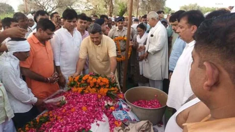 पूर्व कैबिनेट मंत्री सुंदरलाल के पार्थिव देह पर पुष्प चक्र अर्पित