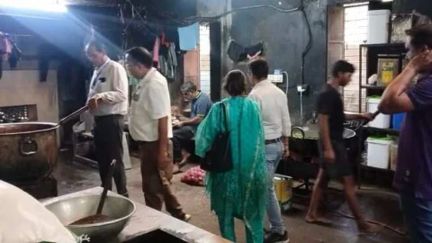 50 किलोग्राम जलेबी की खराब चासनी नष्ट करवाई, 12 सैम्पल लिए