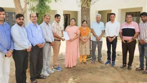 सिंघाना के दानदाताओं ने विद्यालय के विकास के लिए दिए छः लाख रुपए