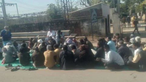 बिजली की आंख मिचौली से आक्रोशित किसानों ने सुलताना पावर हाउस घेरा