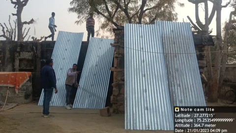 जरूरतमंद परिवारों को टीनशेड एवं गर्म कंबल भेंट