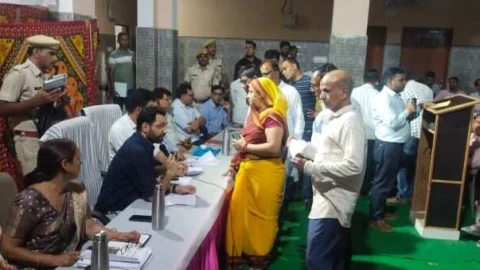 जिला कलेक्टर कमर चौधरी ने रेवासा ग्राम में की रात्रि चौपाल