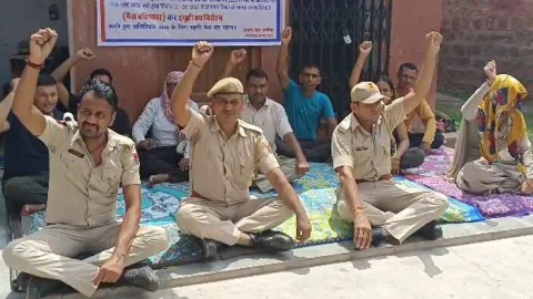 वेतन विसंगति को दूर करने की मांग को लेकर प्रहरियों का अनसन