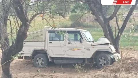 अनियंत्रित होकर कैंपर पलटी, 3 लोग घायल