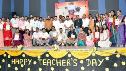 जेजेटी यूनिवर्सिटी में शिक्षक दिवस पर किया शिक्षकों का सम्मान