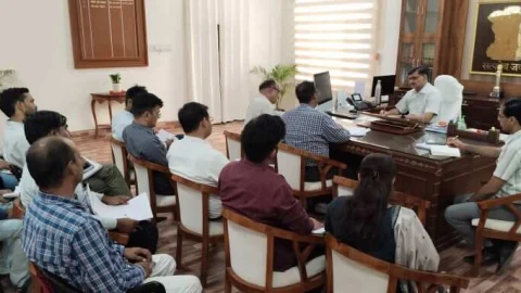 जल जीवन मिशन के तहत जिले में जारी कार्यों की समीक्षा बैठक