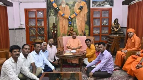 नवलगढ भाजपा नेता कटेवा ने योगी आदित्यनाथ से शिष्टाचार भेंट कर लिया आशीर्वाद