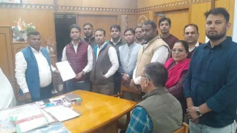 डॉ अम्बेडकर की प्रतिमा खंडित करने के मामले में झुंझुनू में दिया ज्ञापन