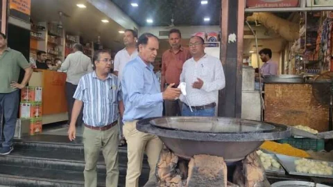 खाद्य तेल, बेसन का सैम्पल जांच के लिए भेजा जयपुर