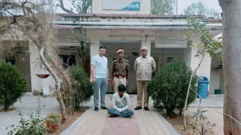 मोबाईल की दुकान का शटर तोड़कर मोबाईल व नगद रूपये चोरी करने का आरोपी गिरफ्तार