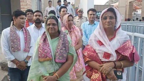 प्रभारी मंत्री रावत पहुंची खाटूश्यामजी, श्याम मंदिर में किए पूजा-दर्शन