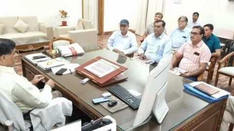 सार्वजनिक निर्माण विभाग की समीक्षा बैठक