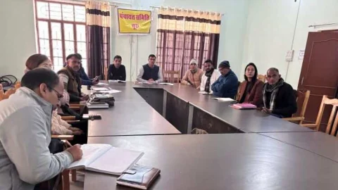 एसडीएम बिजेन्द्र सिंह ने आवश्यक सेवाओं की साप्ताहिक समीक्षा बैठक में दिए निर्देश