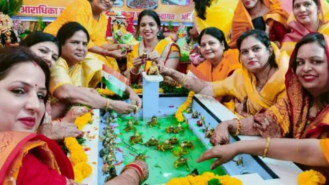 वनभोज के रजत जयंती समारोह में 125 लड्डू गोपालों ने किया केसरिया जल में स्नान