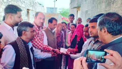 अखिल भारतीय राज्य कर्मचारी संघ ने वीडीओ के परिवार को दिया 13 लाख रुपये का आर्थिक सहयोग