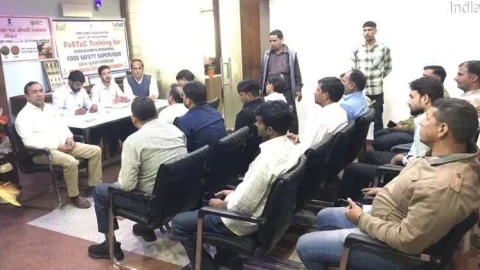 खाद्य वस्तुओं के 10 सैम्पल जांच के लिए जयपुर भेजे