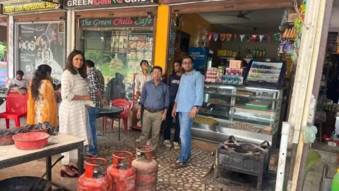 रसद विभाग की टीम ने जब्त किए 7 फर्मो से 18 सिलेण्डर