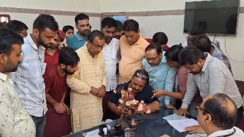 जिला अस्पताल के संविदा कर्मचारियों ने किया आक्रोश प्रकट