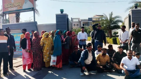 Jhunjhunu: BJP MLA आवास का घेराव:भाजपा पार्षद और शहीद परिवार भी शामिल