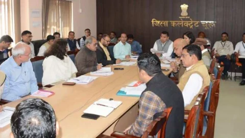 ज्यादा बिजली की खपत वाले उपभोक्ताओं को पीएम सूर्य घर योजना से जोड़ें – जिला कलक्टर