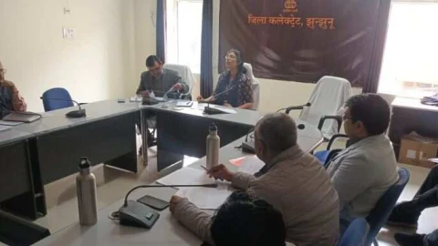 साप्ताहिक समीक्षा बैठक में निर्देश : कार्य के प्रति रहे संवेदनशील – कलेक्टर चिन्मयी गोपाल