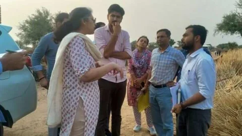 पेयजल समस्या के समाधान को लेकर जिला कलक्टर पहुंची बुहाना की भूमि पर